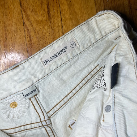 [BLANKNYC] Perry Mom Short with Daisies - Picture 4 of 5